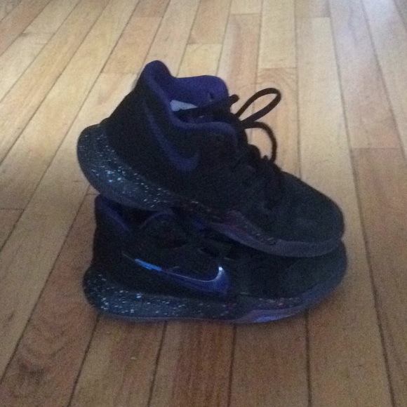 Nike, Kyrie's youth size 13 - Picture 3 of 3